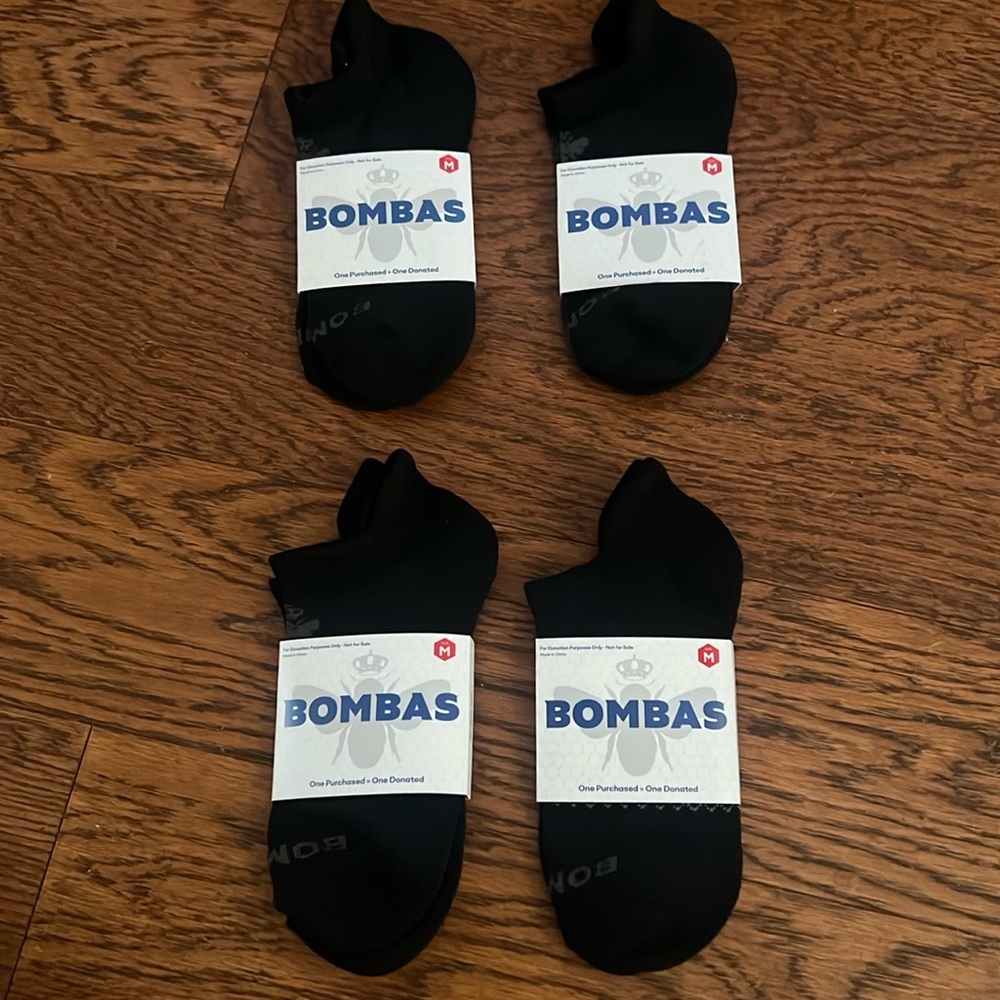 Bombas low socks (4 count) Black Medium
You get 4 pairs of socks.